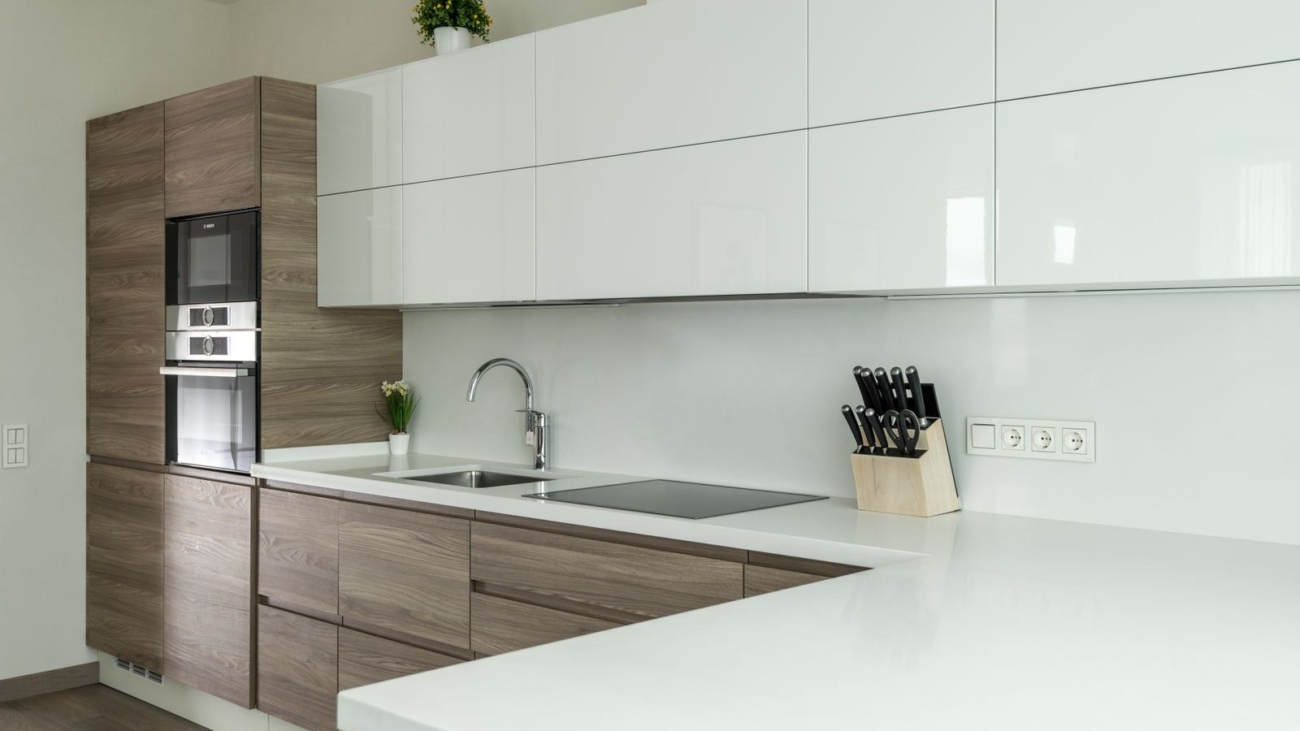 Modern Bengaluru style kitchen with wood grain base cabinets and glossy white wall cabinets showing clean laminate edges, edge banding guide 2026, by myNivasa