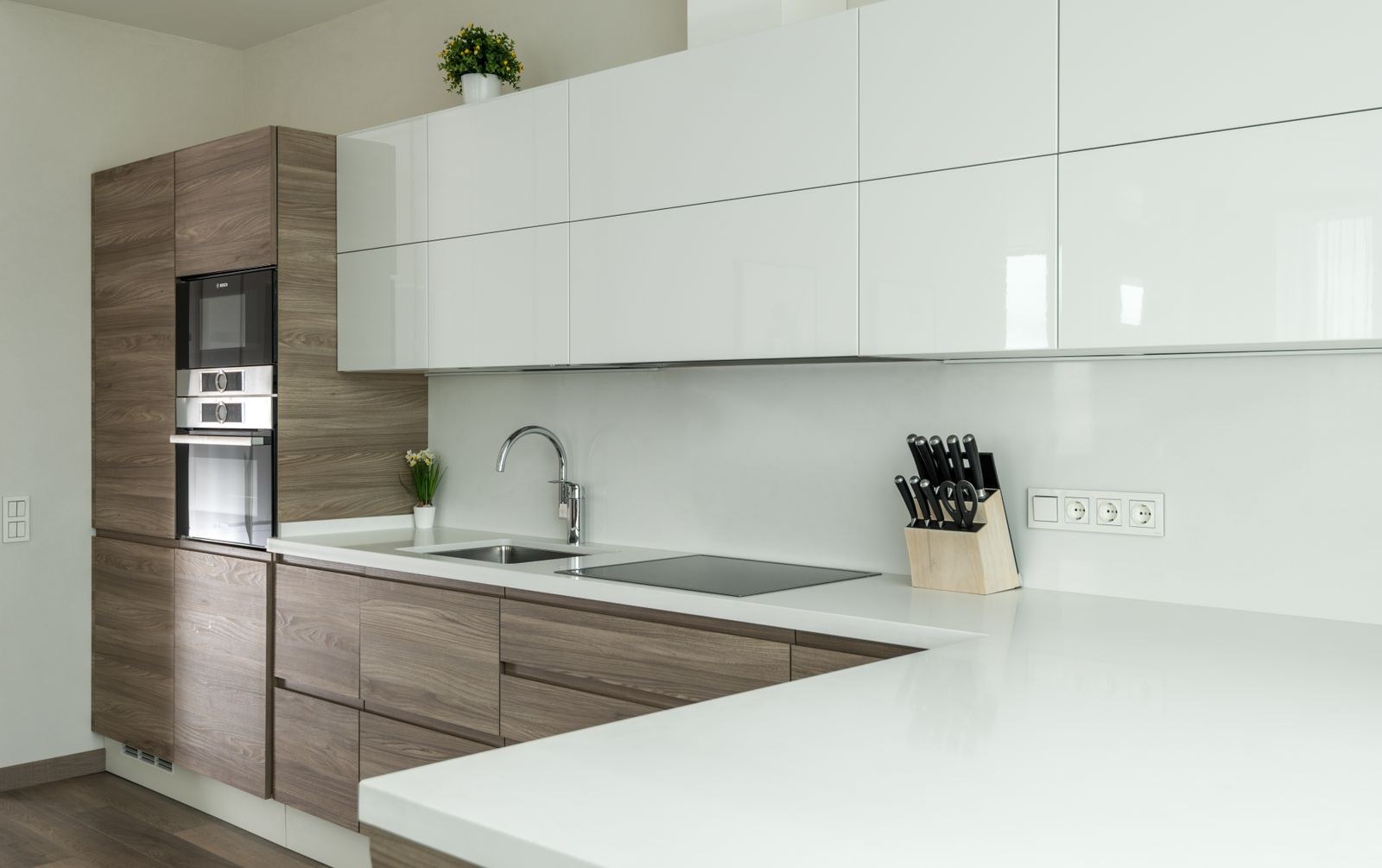 Modern Bengaluru style kitchen with wood grain base cabinets and glossy white wall cabinets showing clean laminate edges, edge banding guide 2026, by myNivasa